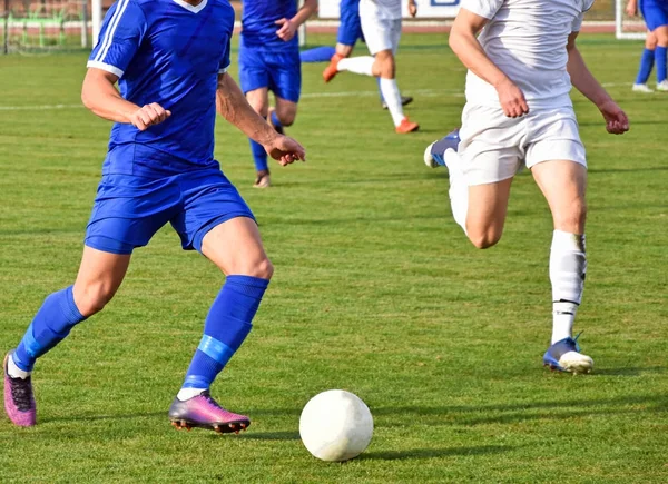 Jogo de futebol ao ar livre na hora de verão — Fotografia de Stock