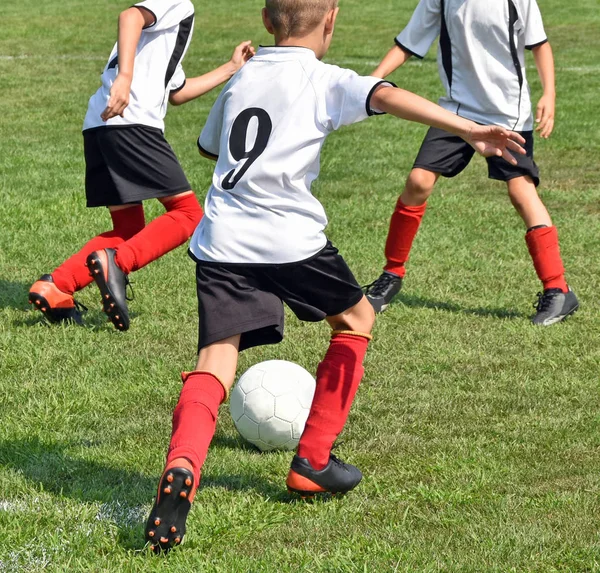 As crianças estão jogando futebol ao ar livre — Fotografia de Stock