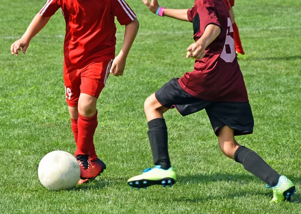 As crianças estão jogando futebol ao ar livre — Fotografia de Stock