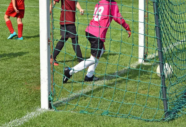 Objetivo no jogo de futebol infantil — Fotografia de Stock