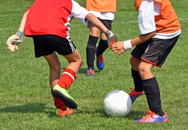 子供はサッカーを屋外に遊んでいます — ストック写真