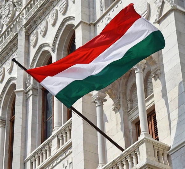 匈牙利国旗的窗口中的议会大楼 布达佩斯 匈牙利 — 图库照片