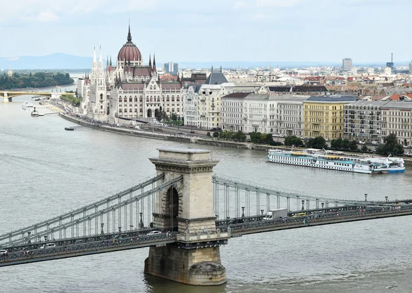 Chain Bridge och parlamentets byggnad, Budapest — Stockfoto