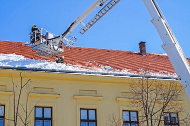 İtfaiyeciler bir bina sokacak bir çalışma
