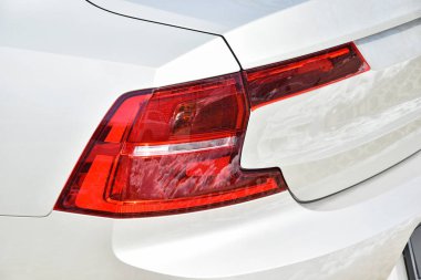 Yeni bir otomobilin arka ışık