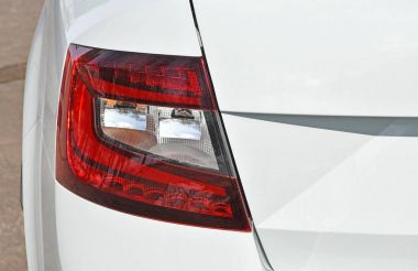 modern bir arabanın arka aydınlatma