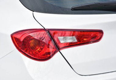 Yeni bir otomobilin arka ışık