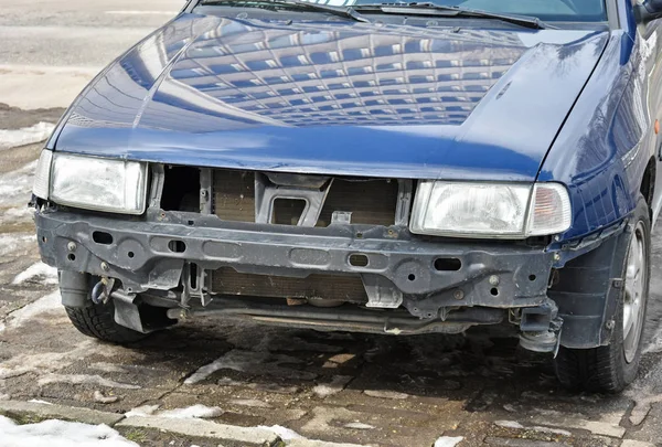 Voiture cassée après un accident de la circulation — Photo