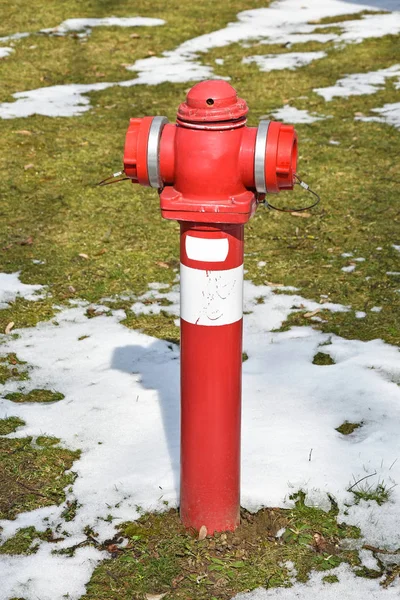 Brandkraan in de winter buiten — Stockfoto