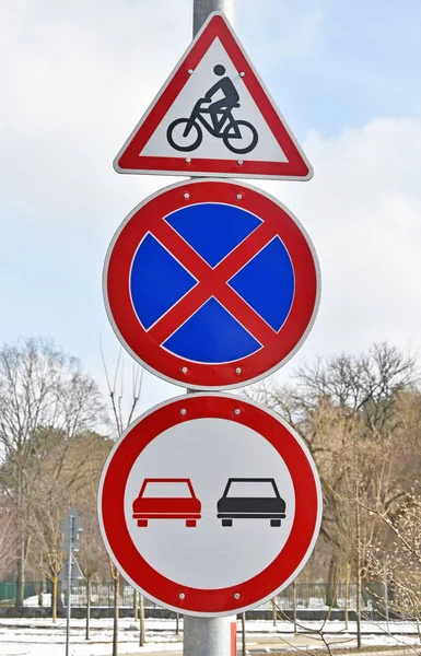 Verkeerstekens naast de weg — Stockfoto