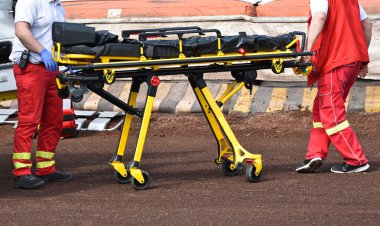 Ambulans personel spor kanalında bir sedye ile
