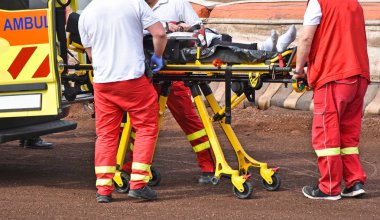 Ambulans sedye spor kanalında şeylerle