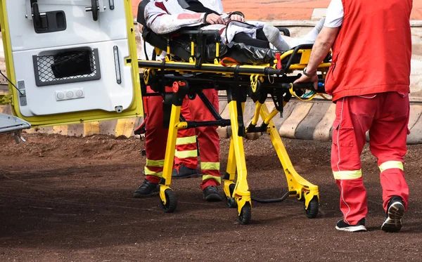 救护车工作人员与担架上的运动 trac — 图库照片