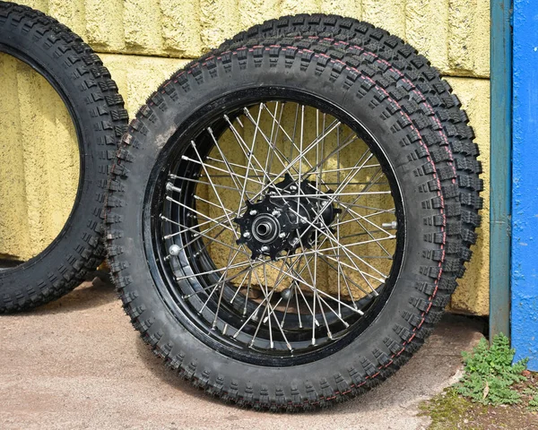 オートバイの新しいタイヤ — ストック写真