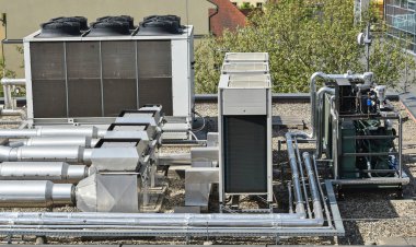 Üst kısmında bir buildin klimalar