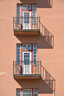 Eski bir apartmanı balkon