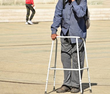 Evsiz adam sokakta bir Walker