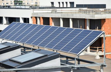 Bir buildin üst kısmında güneş panelleri
