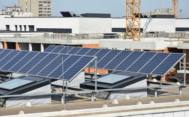 Bir buildin üst kısmında güneş panelleri