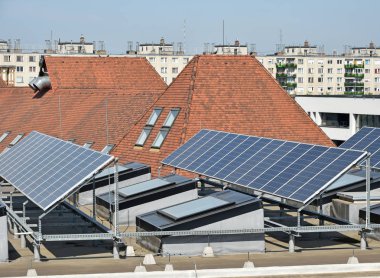 Bir buildin üst kısmında güneş panelleri