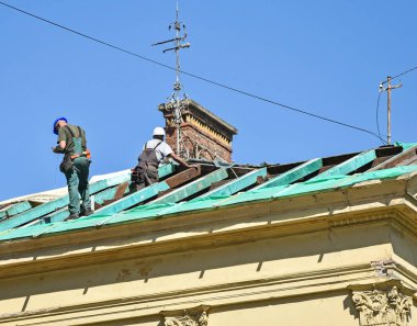 Çatıcılar are çalışma üstünde eski bir bina