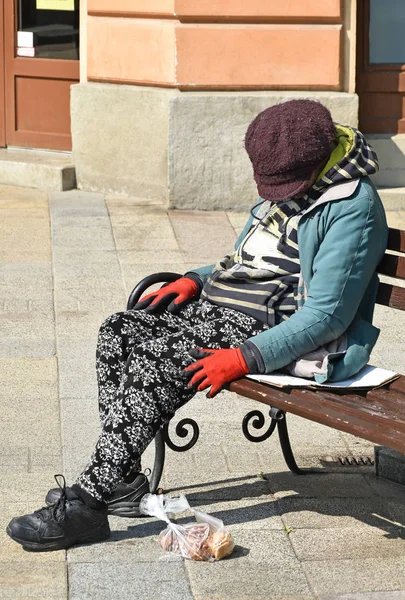 Homeless man is sleeping on a bench — Stock Photo, Image