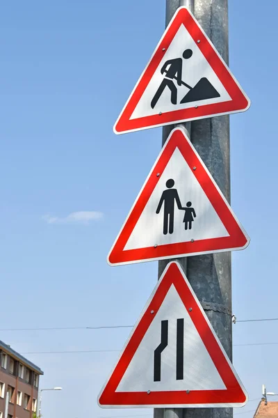 Yol çalışmaları ve diğer işaretler sokakta — Stok fotoğraf