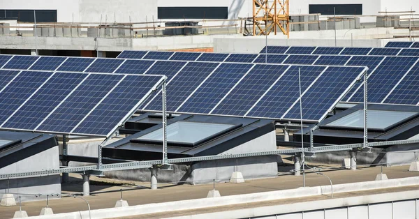 Bir buildin üst kısmında güneş panelleri — Stok fotoğraf