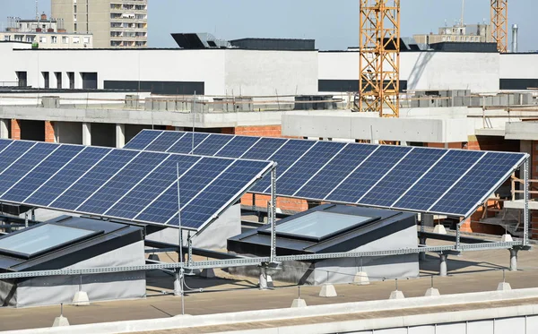 Paneles solares en la parte superior de un edificio — Foto de Stock