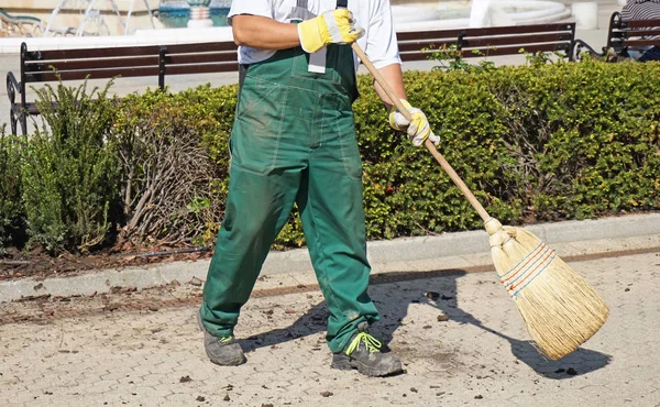 Pouliční čistič funguje s koštětem — Stock fotografie