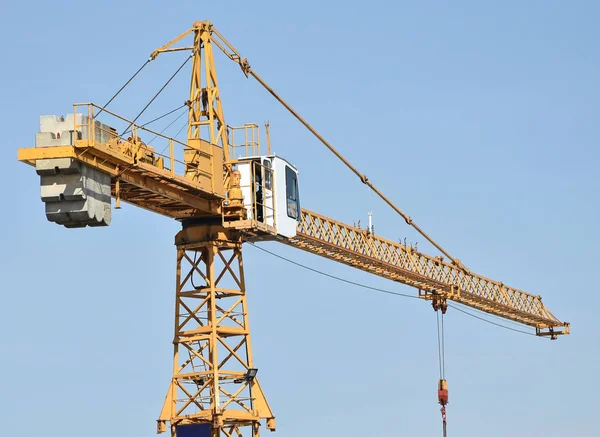 Guindaste de torre no canteiro de obras — Fotografia de Stock