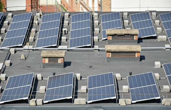 Solar panels on the roof of a building — Stock Photo, Image