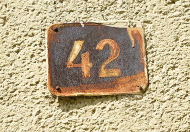 House sayısı 42 duvardaki bir bina