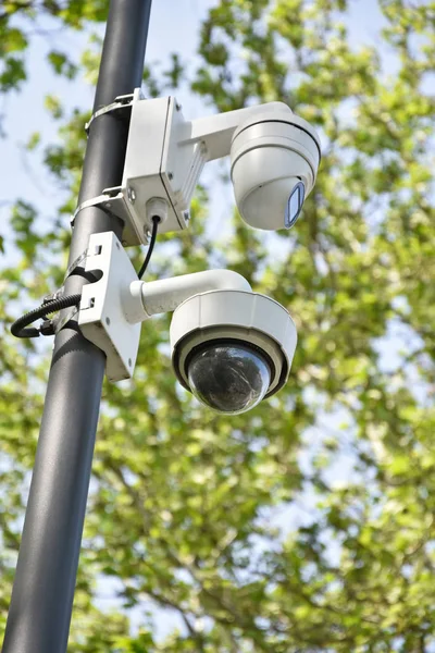 Bezpečnostní kamery na stožáru venku — Stock fotografie