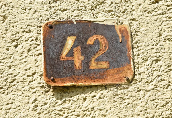 House number 42 on the wall of a building — Stock Photo, Image