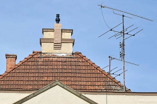 Dach domu z anteny telewizyjnej — Zdjęcie stockowe