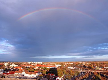 Sonbahar zamanı şehrin üzerinde gökkuşağı