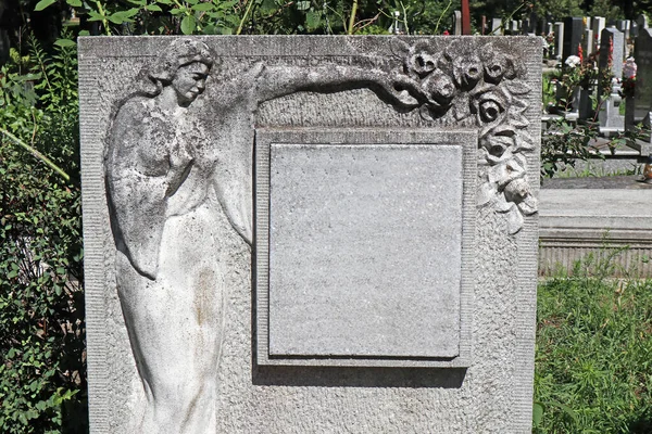 Tombstone no cemitério público — Fotografia de Stock