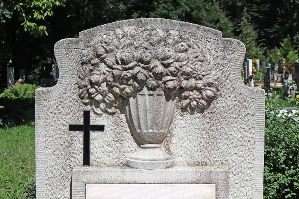 Grabstein auf dem öffentlichen Friedhof — Stockfoto