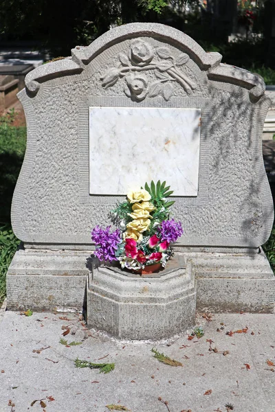 Tombstone nel cimitero pubblico — Foto Stock