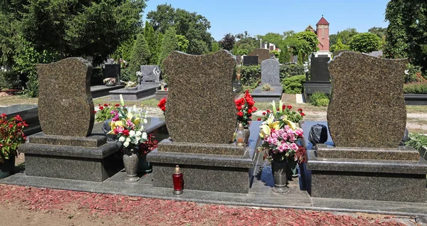 Tombstone in the public cemetery — Stock Photo, Image