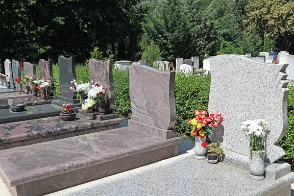 Tombstone no cemitério público — Fotografia de Stock