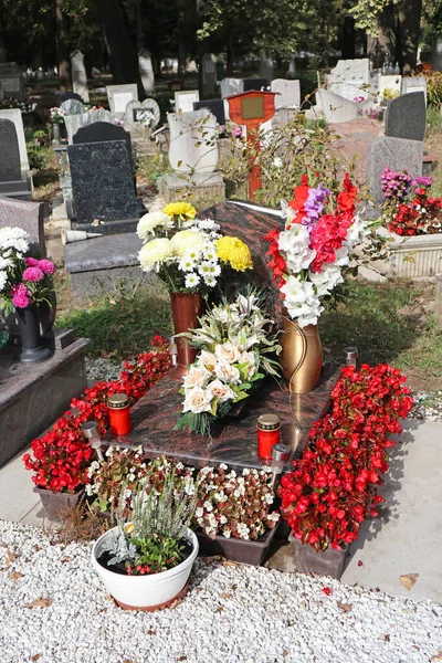 Tombstone no cemitério público — Fotografia de Stock