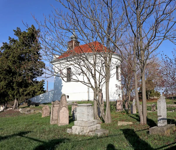 Stará kaple na veřejném hřbitově — Stock fotografie