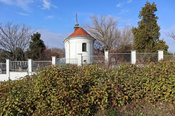 Old chapel next to a public cemetery — ストック写真