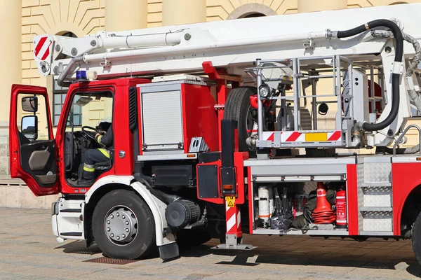 Ciężarówka strażacka na ulicy miasta — Zdjęcie stockowe