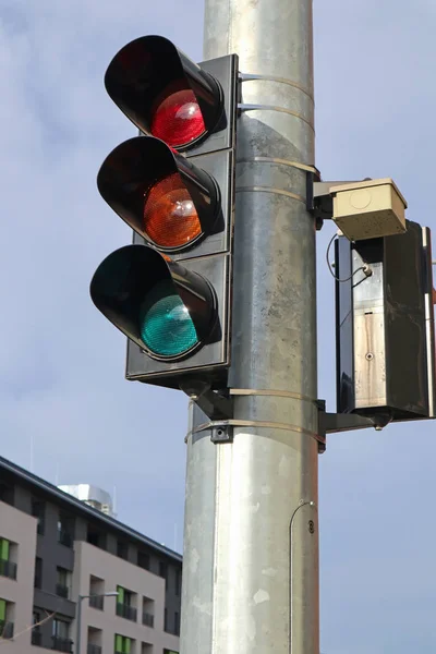 Luzes de trânsito na passagem de estrada — Fotografia de Stock