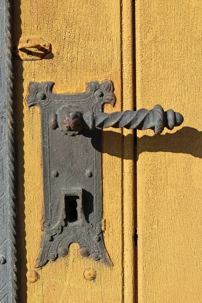 Drzwi starego kościoła — Zdjęcie stockowe