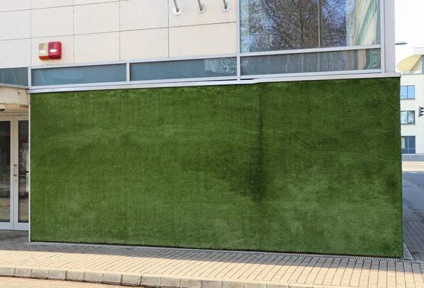 Superficie di erba su una parete di un edificio di ufficio — Foto Stock