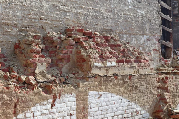 Muro de ladrillo de un antiguo edificio demolido — Foto de Stock